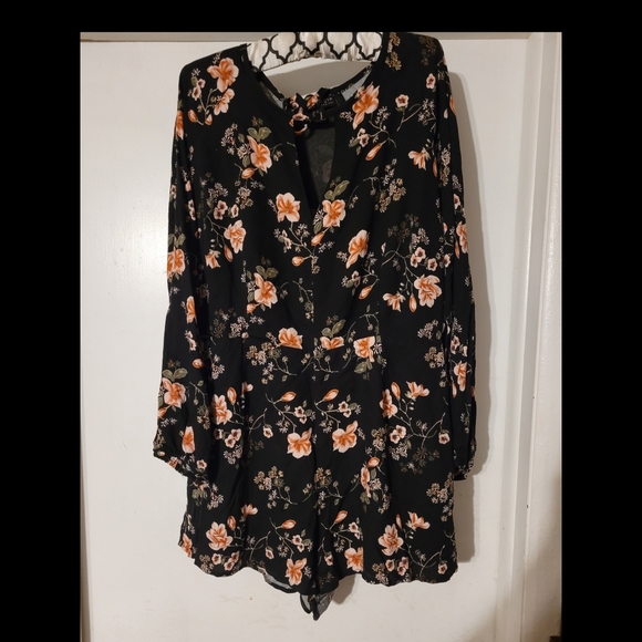 🎉HP🎉 Romper Forever 21 black with floral - Picture 6 of 7